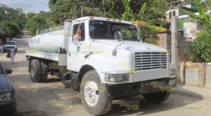 En la Gutiérrez Barrios, solo les llega una vez al mes el servicio de agua potable