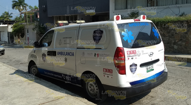 Estudiante del Colegio de Bachilleres del Estado de Veracruz se tira de taxi en movimiento en Tempoal