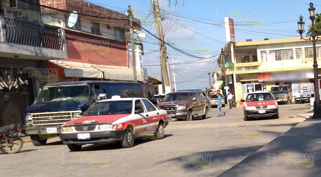 Estudiante del Colegio de Bachilleres del Estado de Veracruz se tira de taxi en movimiento en Tempoal