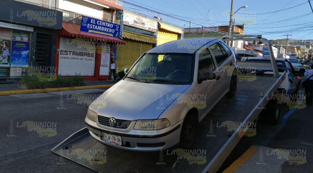 Grúas hacen su agosto en cierre de vialidad en Xalapa Grúas hacen su agosto en cierre de vialidad en Xalapa 3