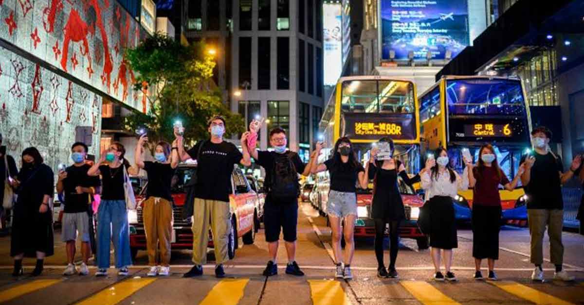 Miles forman cadena humana en Hong Kong
