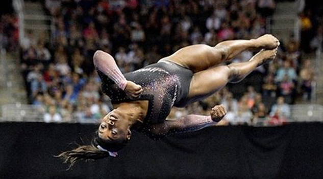 VIDEO: ¡Mira a la gimnasta Simone Biles lograr un salto nunca antes visto!