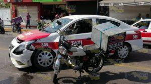 Motociclista se estampó contra un taxi sobre la avenida 20 de noviembre en Poza Rica