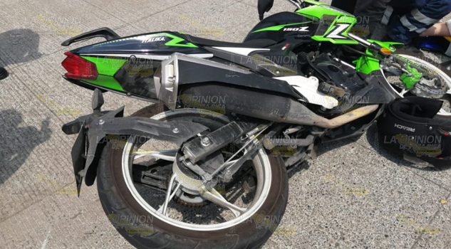Mujer fracturada al chocar la motocicleta en la que viajaba