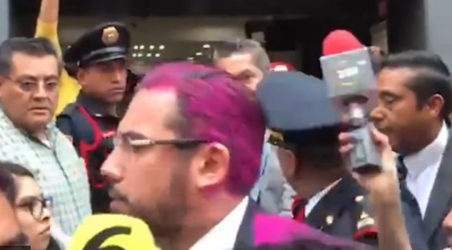 Mujeres se manifiestan en la entrada de la SSP; avientan pintura a Jesús Orta (VIDEO)