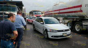 Pierde el control de su auto y la impacta un camión de volteo en Poza Rica Pierde el control de su auto y la impacta un camión de volteo en Poza Rica