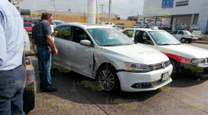 Pierde el control de su auto y la impacta un camión de volteo en Poza Rica Pierde el control de su auto y la impacta un camión de volteo en Poza Rica