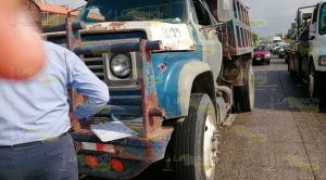 Pierde el control de su auto y la impacta un camión de volteo en Poza Rica Pierde el control de su auto y la impacta un camión de volteo en Poza Rica