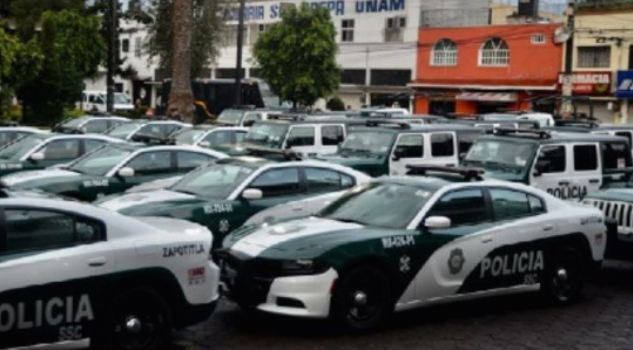 Policía de CDMX se persigna después de recibir su primera mordida del día (VIDEO)