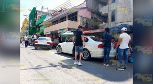 Por esquivar a un taxi choca contra automóvil de lujo en Tantoyuca Por esquivar a un taxi choca contra automóvil de lujo en Tantoyuca