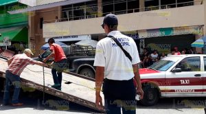 Por esquivar a un taxi choca contra automóvil de lujo en Tantoyuca Por esquivar a un taxi choca contra automóvil de lujo en Tantoyuca