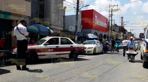 Por esquivar a un taxi choca contra automóvil de lujo en Tantoyuca Por esquivar a un taxi choca contra automóvil de lujo en Tantoyuca