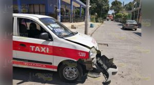 Por no hacer alto chocó un Chevy y destrozó su taxi en la colonia Lázaro Cárdenas