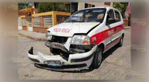 Por no hacer alto chocó un Chevy y destrozó su taxi en la colonia Lázaro Cárdenas