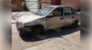 Por no hacer alto chocó un Chevy y destrozó su taxi en la colonia Lázaro Cárdenas