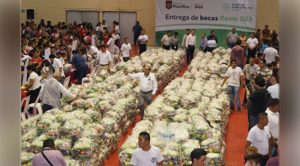 Realiza la entrega de 2100 Becas del Ramo 033