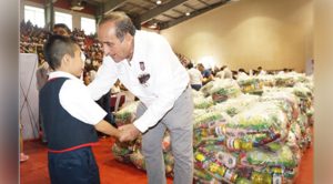Realiza la entrega de 2100 Becas del Ramo 033