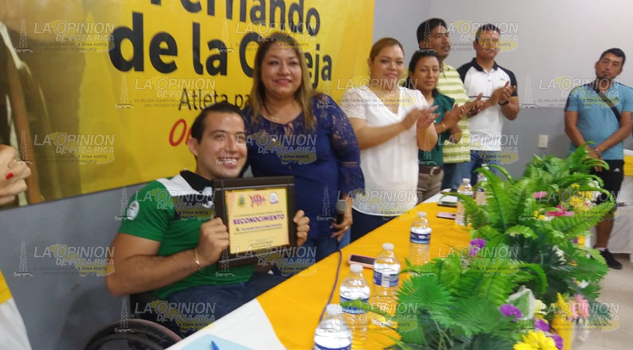 Reconocen en Coatzintla al destacado atleta Fernando de la Calleja