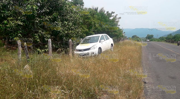 Se sale de la carretera y abandona su auto a la altura de Ayoco, Chicontepec