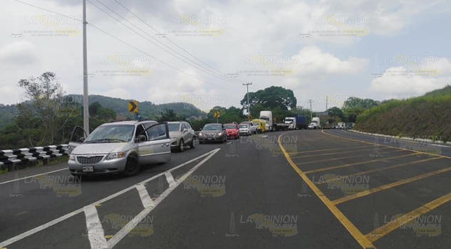 Sigue bloqueada la carretera, el paso será intermitente y cada 2 horas en Papantla