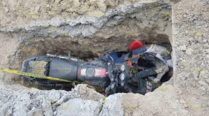 Sospechosa muerte de un motociclista que cayó a un hueco en la Parcela 14
