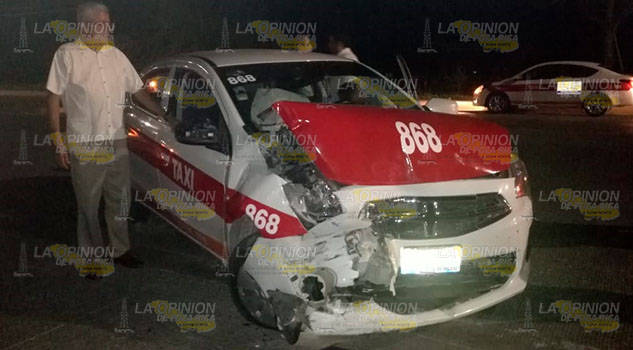 Taxi choca de forma intempestiva contra autobús en Tuxpan Taxi choca de forma intempestiva contra autobús en Tuxpan