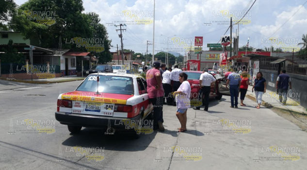 Taxi impacta a coche particular en Cerro Azul