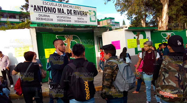 Toman escuela de bachillerato en Xalapa, denuncian imposiciones Toman escuela de bachillerato en Xalapa, denuncian imposiciones
