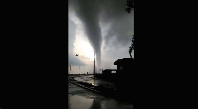 Tromba marina sorprende al formarse en malecón de Veracruz (VIDEO)