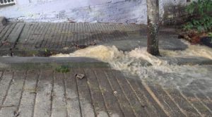 Truena línea de 8 pulgadas y deja sin agua a varias colonias de Poza Rica (VIDEO)