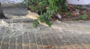 Truena línea de 8 pulgadas y deja sin agua a varias colonias de Poza Rica (VIDEO)