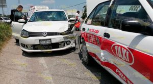 Vento chocó contra taxi y una motocicleta en la Halliburton en Poza Rica Vento chocó contra taxi y una motocicleta en la Halliburton en Poza Rica