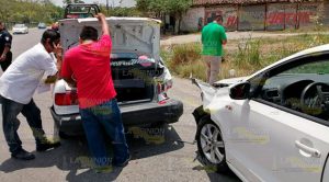 Vento chocó contra taxi y una motocicleta en la Halliburton en Poza Rica Vento chocó contra taxi y una motocicleta en la Halliburton en Poza Rica