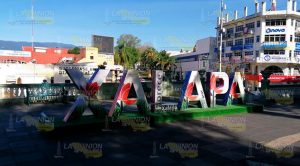 Vuelve la 'espantosa X' a su lugar en el Parque Juárez de Xalapa Vuelve la 'espantosa X' a su lugar en el Parque Juárez de Xalapa