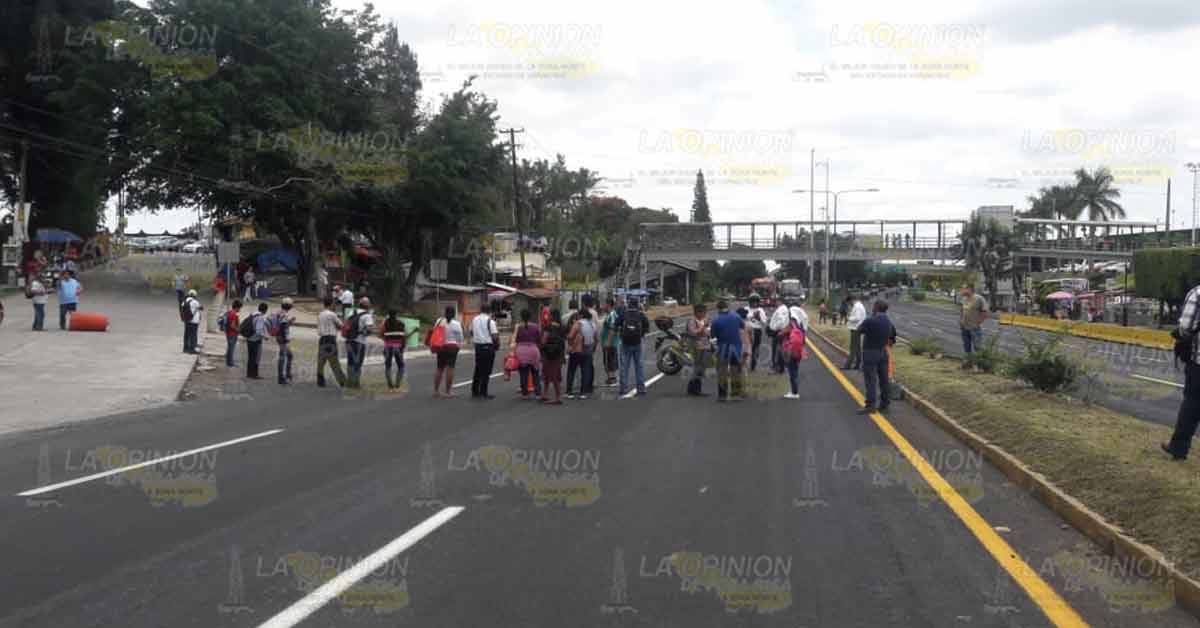 Tras reabrir, nuevamente vuelven a cerrar accesos de Xalapa