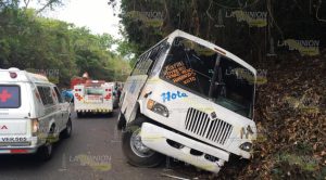 Maestros sufren accidente en la Tuxpan - Tampico, viven de milagro
