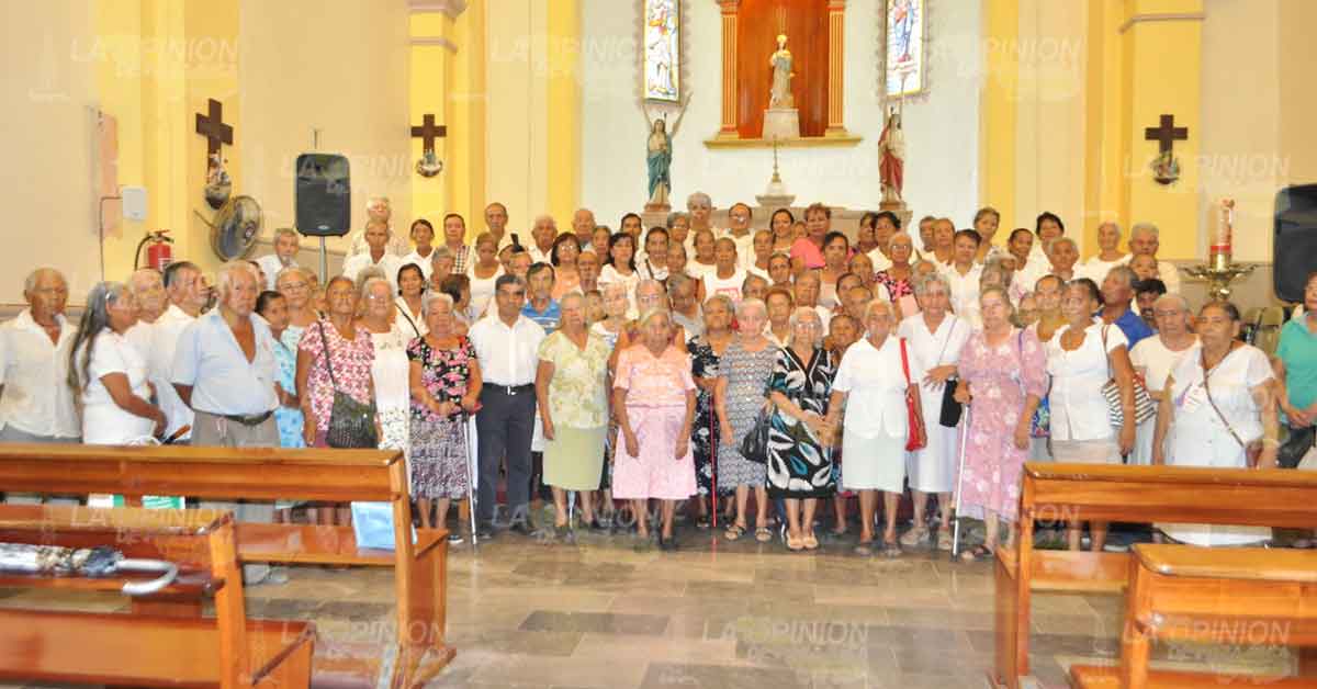 Coronación de Josefina 1a como reina del INAPAM en Tlapacoyan