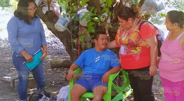 Deambulaba en la carretera, lo entregan a sus familiares