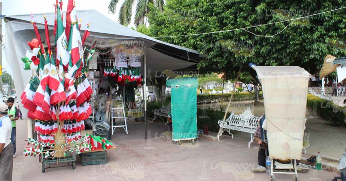 Comerciantes inician con ventas de adornos patrios