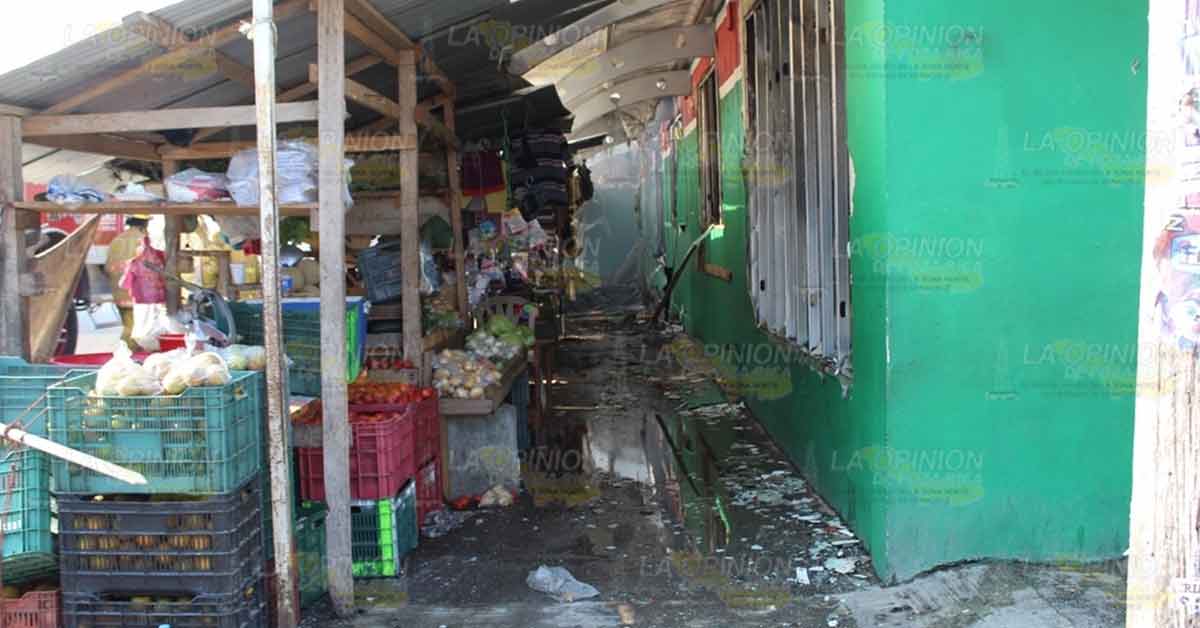 Comerciantes entablan diálogos con personal de Comercio en Cerro Azul