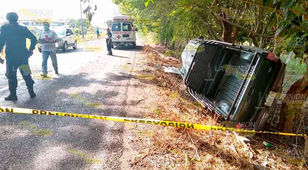 Muere al volcar su camioneta rumbo a Tecolutla
