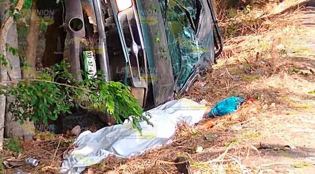Muere al volcar su camioneta rumbo a Tecolutla