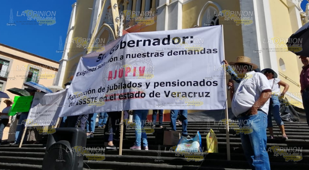 Protestan jubilados, demandan agilidad en pagos