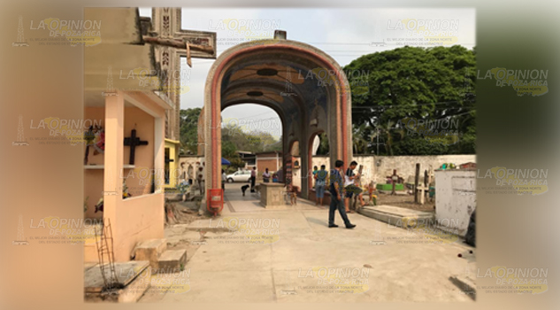 Limpian instalaciones del cementerio municipal en Tihutlán