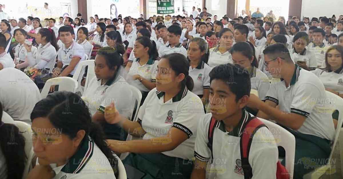 Gobierno Federal dará apoyo durante un año a jóvenes de Castillo de Teayo para que aprendan algún oficio