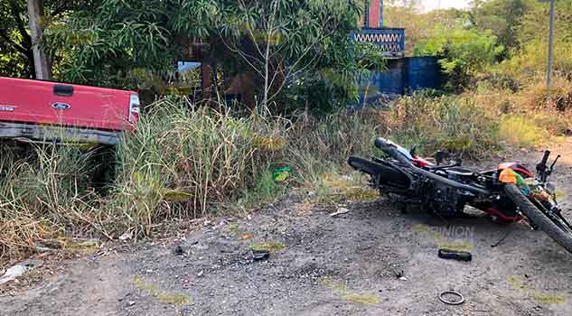 Manejaba en estado etílico y arrolló a un motociclista, después de estampó contra un poste de la CFE, en Tihuatlán