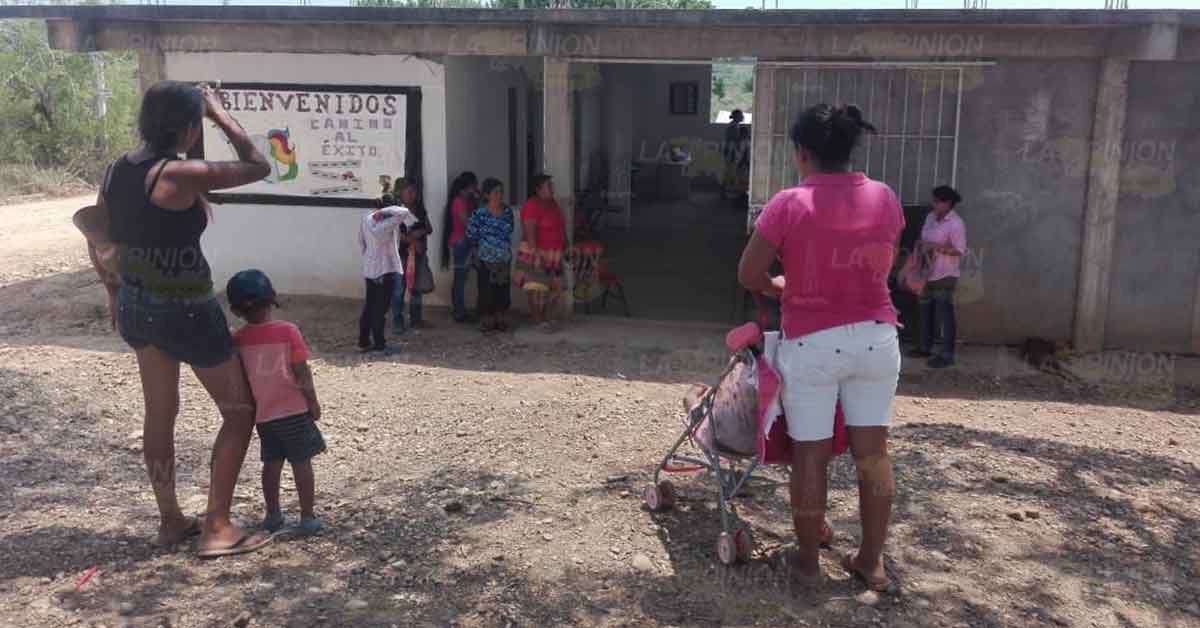 Niegan mejoras a escuela de zona marginada en Tuxpan
