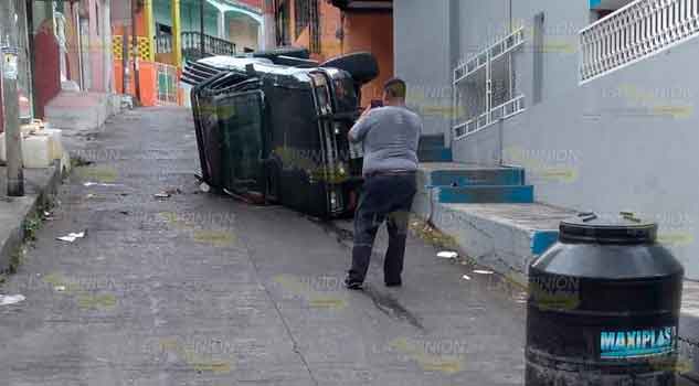 Troca no pudo con pendiente pronunciada en calle de Papantla