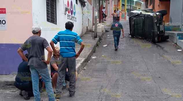 Troca no pudo con pendiente pronunciada en calle de Papantla