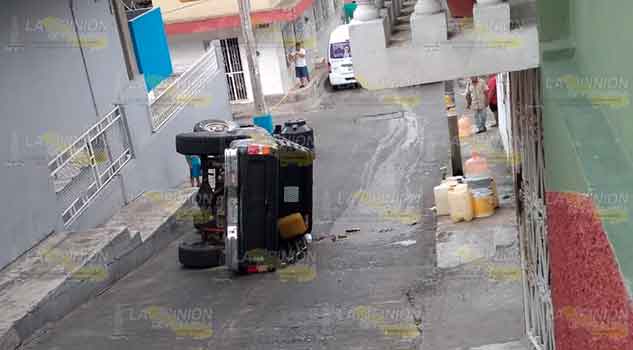 Troca no pudo con pendiente pronunciada en calle de Papantla